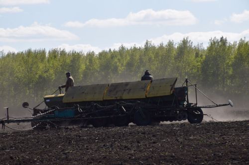 Глава Нурлатского района ознакомился с ходом посевных работ на полях района