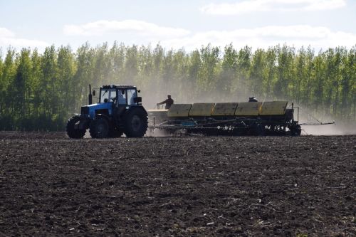 Глава Нурлатского района ознакомился с ходом посевных работ на полях района