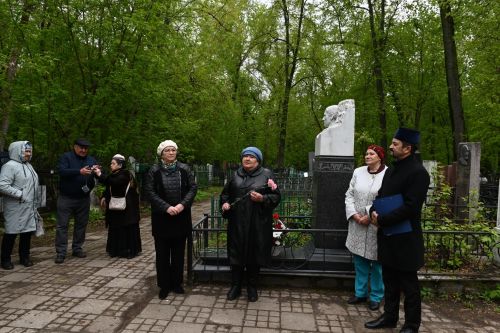 Делегация Нурлатского района в день рождения Габдуллы Кариева возложила цветы к его памятнику в Казани