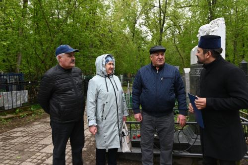 Делегация Нурлатского района в день рождения Габдуллы Кариева возложила цветы к его памятнику в Казани