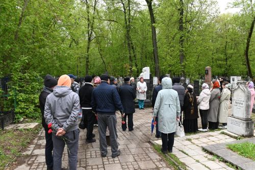 Делегация Нурлатского района в день рождения Габдуллы Кариева возложила цветы к его памятнику в Казани