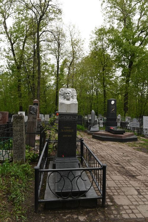 Делегация Нурлатского района в день рождения Габдуллы Кариева возложила цветы к его памятнику в Казани