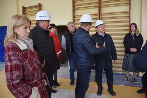 Глава Нурлатского района ознакомился с ходом капитального ремонта в городской школе №2