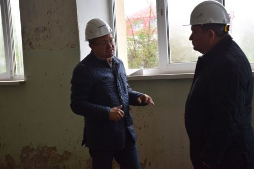 Глава Нурлатского района ознакомился с ходом капитального ремонта в городской школе №2