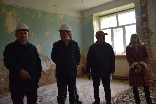 Глава Нурлатского района ознакомился с ходом капитального ремонта в городской школе №2