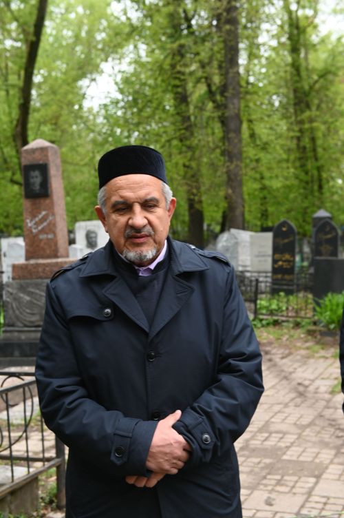 Делегация Нурлатского района в день рождения Габдуллы Кариева возложила цветы к его памятнику в Казани