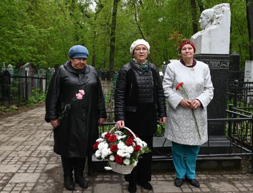 Делегация Нурлатского района в день рождения Габдуллы Кариева возложила цветы к его памятнику в Казани