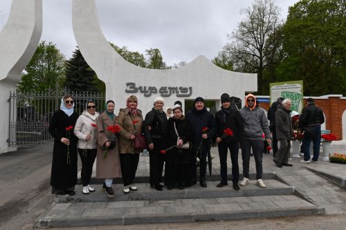 Делегация Нурлатского района в день рождения Габдуллы Кариева возложила цветы к его памятнику в Казани