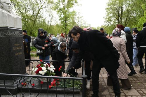 Делегация Нурлатского района в день рождения Габдуллы Кариева возложила цветы к его памятнику в Казани
