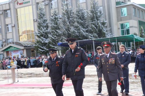 В День Победы нурлатцы возложили цветы к памятнику воину-освободителю