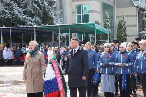 В День Победы нурлатцы возложили цветы к памятнику воину-освободителю