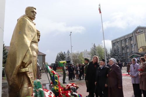 В День Победы нурлатцы возложили цветы к памятнику воину-освободителю