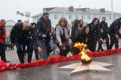 В День Победы нурлатцы возложили цветы к памятнику воину-освободителю