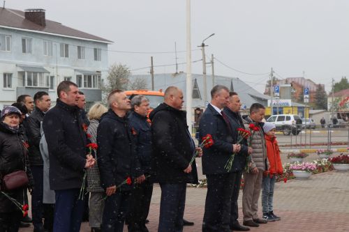 В День Победы нурлатцы возложили цветы к памятнику воину-освободителю