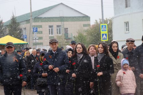 В День Победы нурлатцы возложили цветы к памятнику воину-освободителю