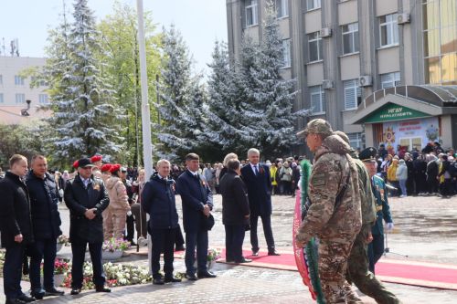 В День Победы нурлатцы возложили цветы к памятнику воину-освободителю