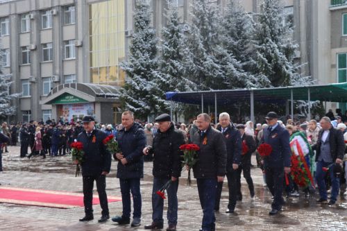 В День Победы нурлатцы возложили цветы к памятнику воину-освободителю