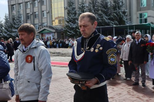 В День Победы нурлатцы возложили цветы к памятнику воину-освободителю