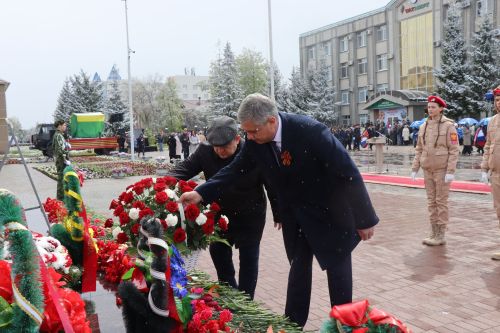 В День Победы нурлатцы возложили цветы к памятнику воину-освободителю