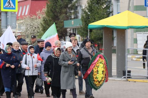 В День Победы нурлатцы возложили цветы к памятнику воину-освободителю