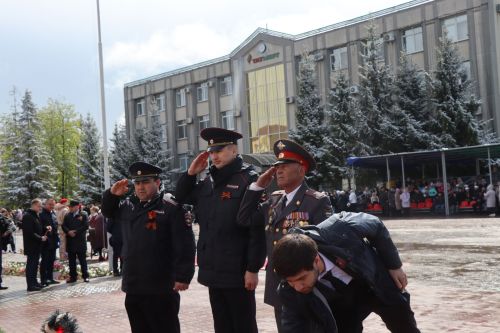 В День Победы нурлатцы возложили цветы к памятнику воину-освободителю
