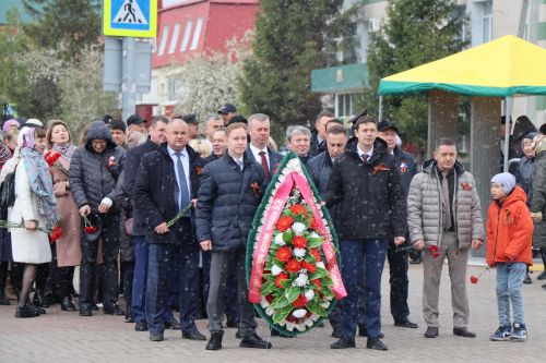 В День Победы нурлатцы возложили цветы к памятнику воину-освободителю