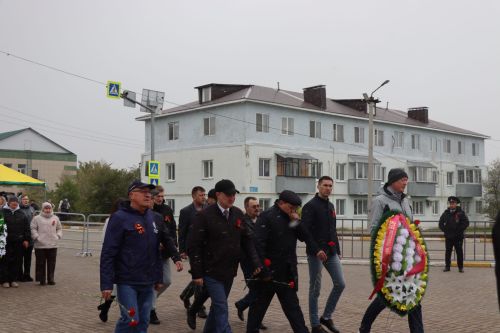 В День Победы нурлатцы возложили цветы к памятнику воину-освободителю