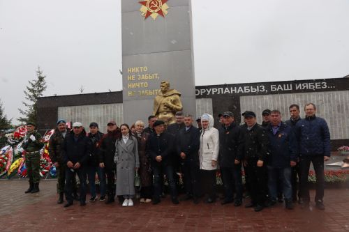 В День Победы нурлатцы возложили цветы к памятнику воину-освободителю