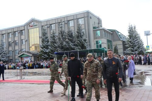 В День Победы нурлатцы возложили цветы к памятнику воину-освободителю