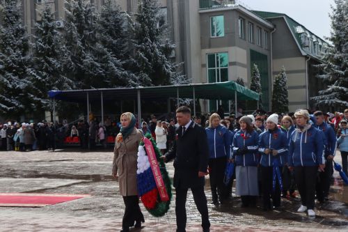 В День Победы нурлатцы возложили цветы к памятнику воину-освободителю