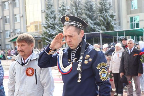 В День Победы нурлатцы возложили цветы к памятнику воину-освободителю