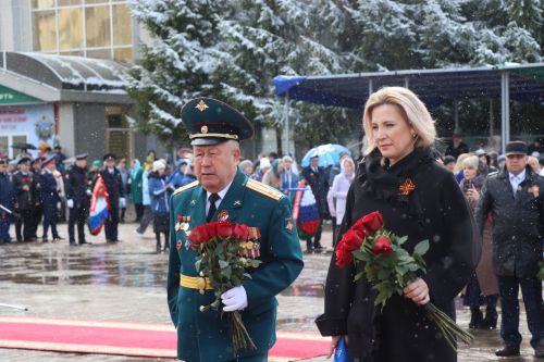 В День Победы нурлатцы возложили цветы к памятнику воину-освободителю