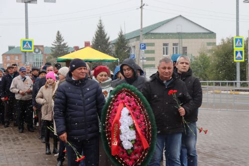 В День Победы нурлатцы возложили цветы к памятнику воину-освободителю