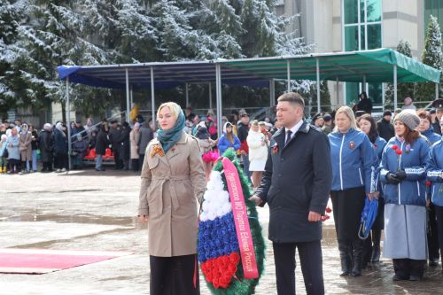 В День Победы нурлатцы возложили цветы к памятнику воину-освободителю