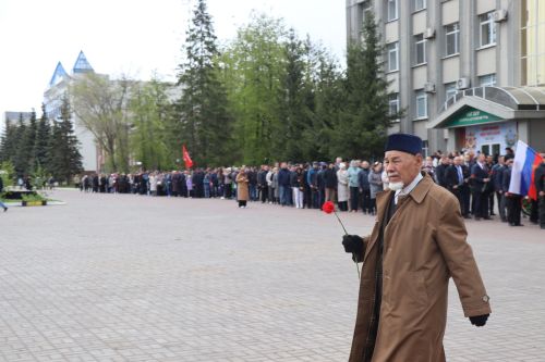 В День Победы нурлатцы возложили цветы к памятнику воину-освободителю