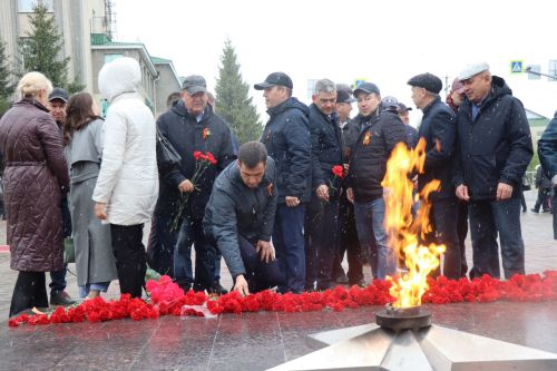 В День Победы нурлатцы возложили цветы к памятнику воину-освободителю