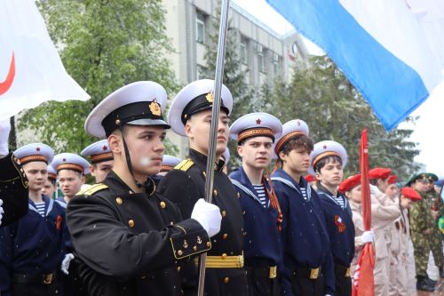 В День Победы нурлатцы возложили цветы к памятнику воину-освободителю