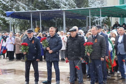 В День Победы нурлатцы возложили цветы к памятнику воину-освободителю