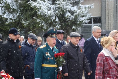 В День Победы нурлатцы возложили цветы к памятнику воину-освободителю