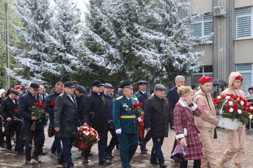 В День Победы нурлатцы возложили цветы к памятнику воину-освободителю