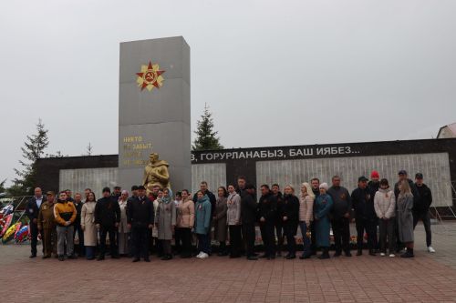 В День Победы нурлатцы возложили цветы к памятнику воину-освободителю