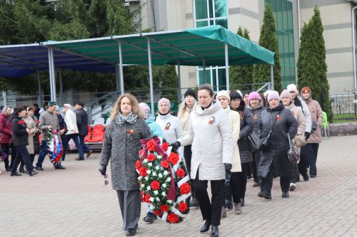 В День Победы нурлатцы возложили цветы к памятнику воину-освободителю