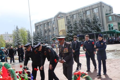 В День Победы нурлатцы возложили цветы к памятнику воину-освободителю