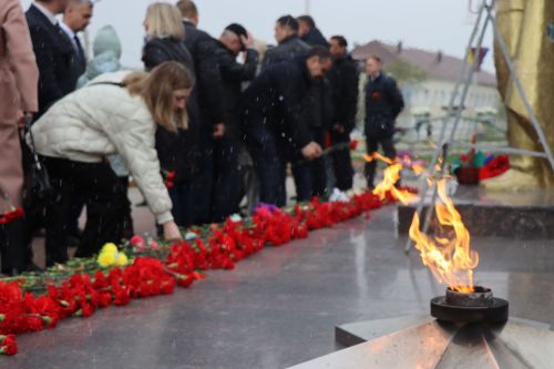 В День Победы нурлатцы возложили цветы к памятнику воину-освободителю