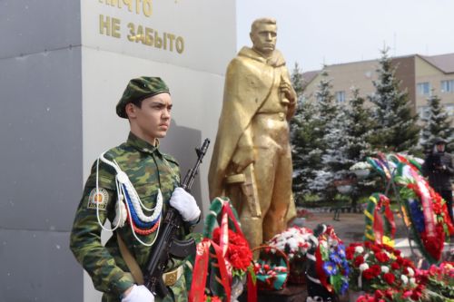 В День Победы нурлатцы возложили цветы к памятнику воину-освободителю