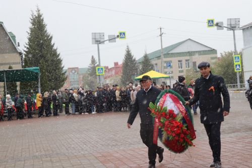 В День Победы нурлатцы возложили цветы к памятнику воину-освободителю