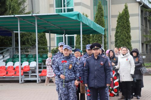 В День Победы нурлатцы возложили цветы к памятнику воину-освободителю