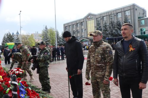 В День Победы нурлатцы возложили цветы к памятнику воину-освободителю