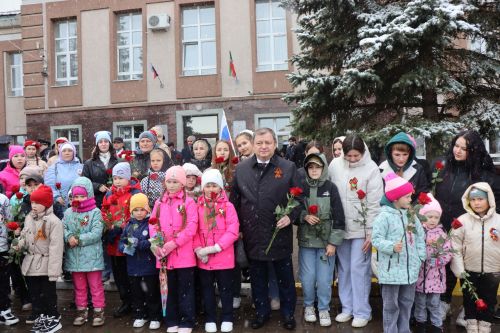 В День Победы нурлатцы возложили цветы к памятнику воину-освободителю