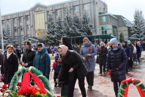 В День Победы нурлатцы возложили цветы к памятнику воину-освободителю